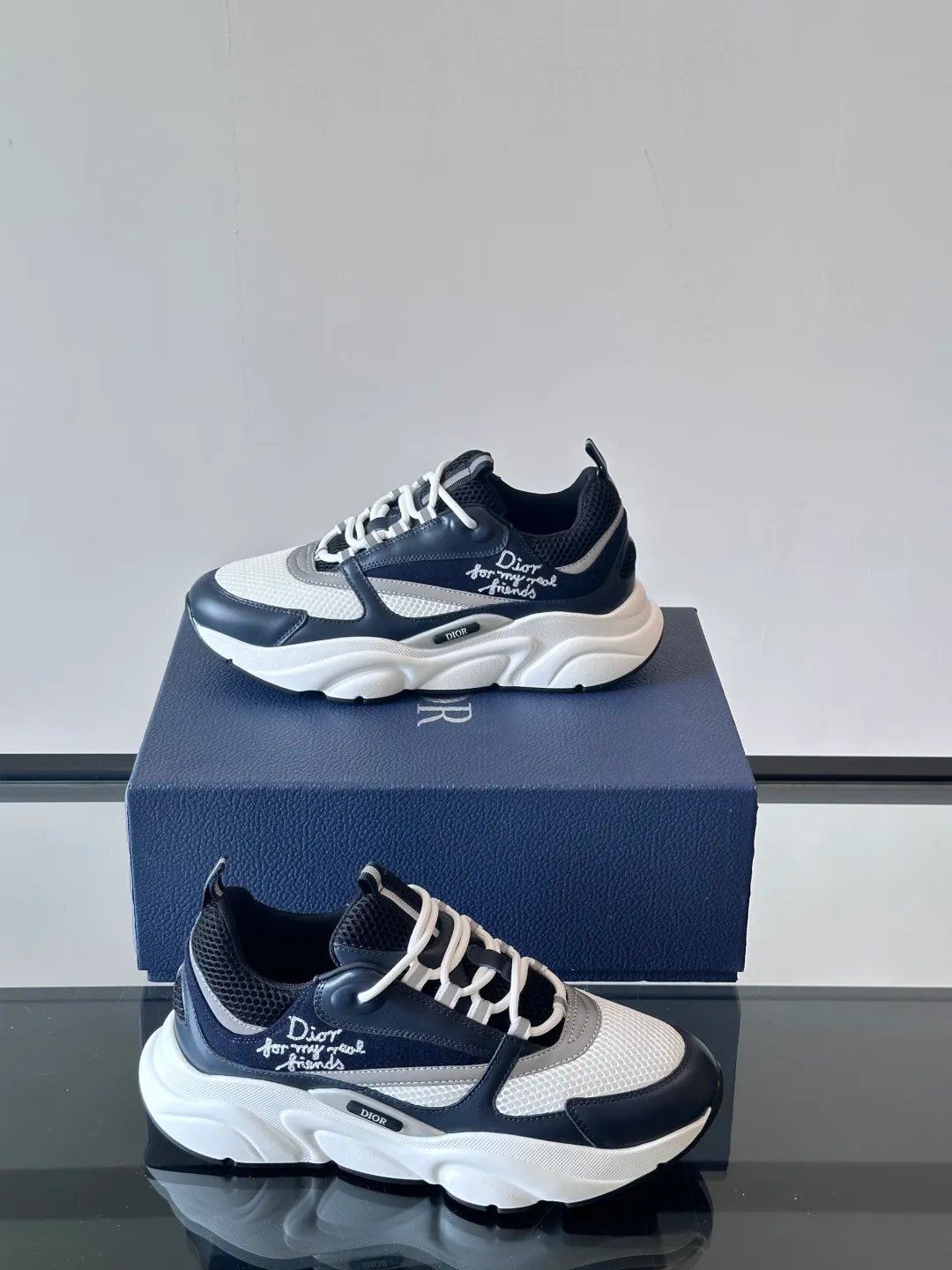 Factory price: 480💰 ◾️▫️Dior D®️ x 🆕 (high version) B22 men's jogging fashion sneakers, this single product draws inspiration from retro jogging shoes. It adopts a thick low-top design, with an upper made of black cow leather and mesh fabric, and a black and white engraved rubber sole. Black mesh fabric tongue and heel counters complement black laces, with an embossed "Di~r" logo embellishment on the side. These sneakers can be mixed and matched with a classic suit for a sporty chic look! Size: 39-45 (38, 46, 47 can be customized)